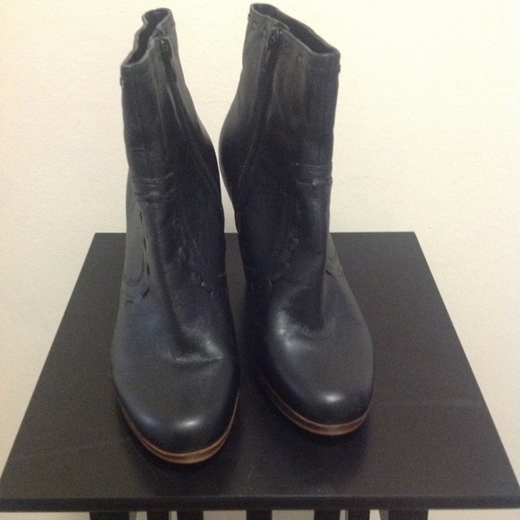 Guess Booties - Picture 1 of 7